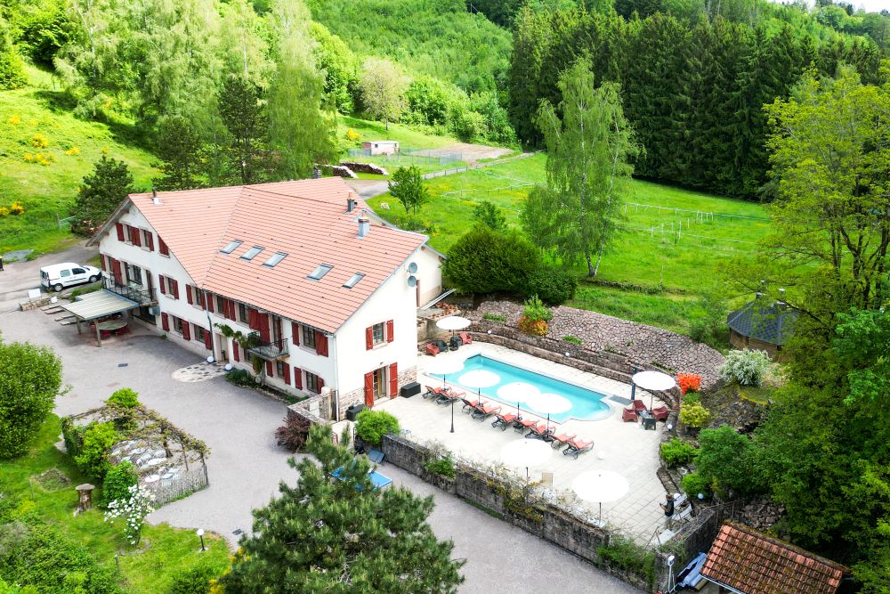 Gites Chambres Dhotes Vosges 88 Gîte de groupe isolé avec piscine chauffée