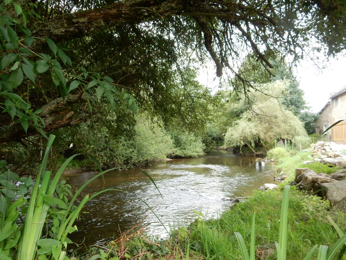 Gites Chambres Dhotes Creuse 23 Les Pieds dans l'Eau, sur la Rive de "la Gartempe"